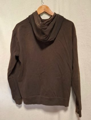 Sudadera marrón con capucha