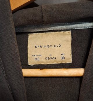 Sudadera marrón con capucha