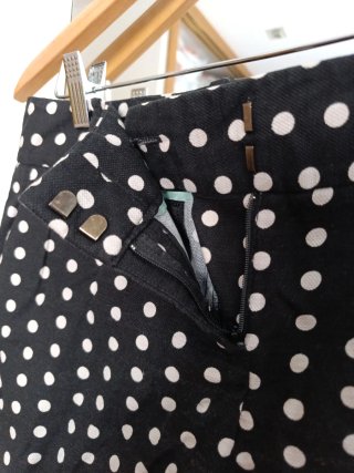 Pantalón corto lunares negro talla S