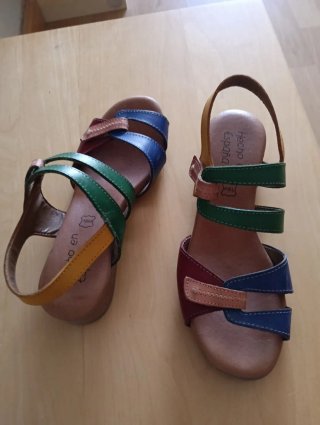 Sandalias cómodas multicolores de piel