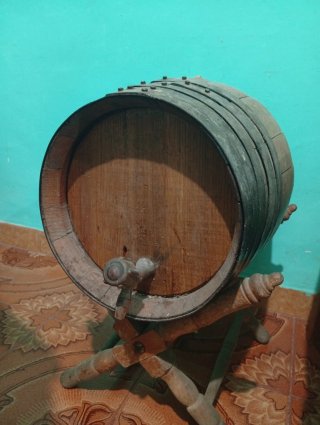 Barrica de vino de madera con soporte