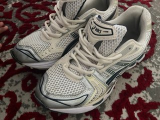 Zapatillas Asics plateadas y blancas