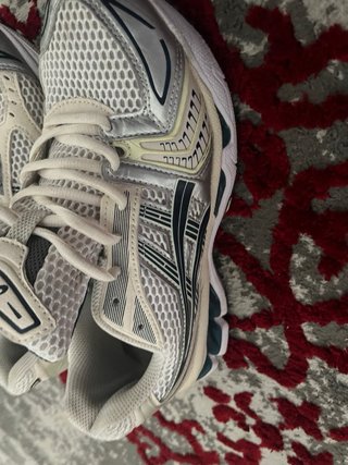 Zapatillas Asics plateadas y blancas