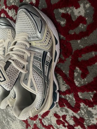 Zapatillas Asics plateadas y blancas
