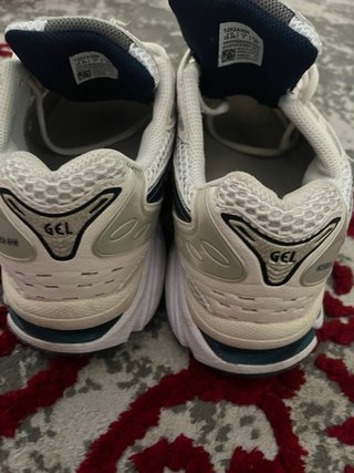 Zapatillas Asics plateadas y blancas
