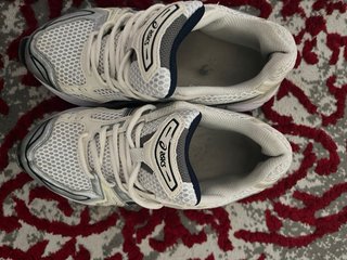 Zapatillas Asics plateadas y blancas