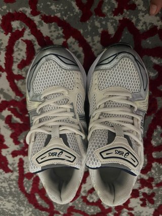 Zapatillas Asics plateadas y blancas