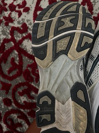 Zapatillas Asics plateadas y blancas