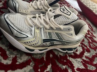 Zapatillas Asics plateadas y blancas