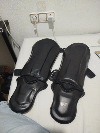 Guantes Buddha y espinilleras