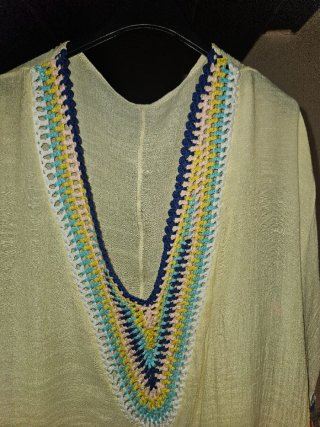 Playero amarillo con detalles multicolor