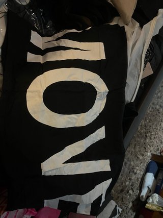 Camiseta negra con letras blancas