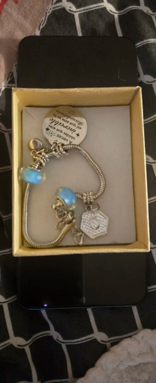 Pulsera plateada con charms azules