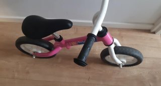 Bicicleta infantil sin pedales rosa