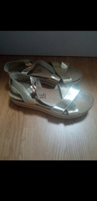 SANDALIAS PLATA Y DORADAS XTI, PALAS MARRÓN.