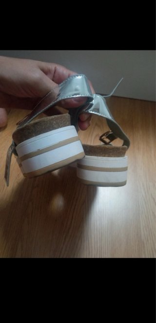 SANDALIAS PLATA Y DORADAS XTI, PALAS MARRÓN.