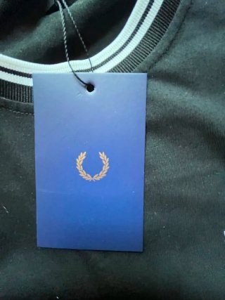Camiseta Fred Perry Negra con Rayas