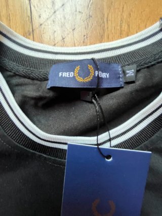 Camiseta Fred Perry Negra con Rayas