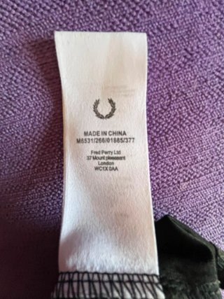 Camiseta Fred Perry Negra con Rayas
