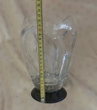 Jarrón de cristal con base metálica plateada