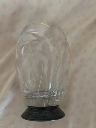Jarrón de cristal con base metálica plateada