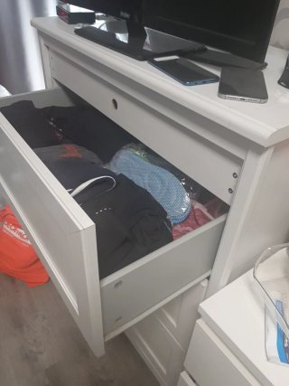 Cómoda elegante de madera blanca