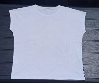 Camiseta blanca con estampado geométrico azul T-L