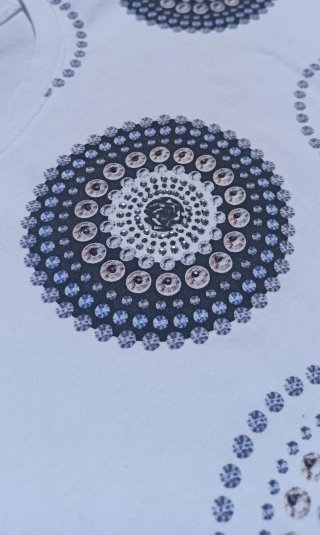 Camiseta blanca con estampado geométrico azul T-L