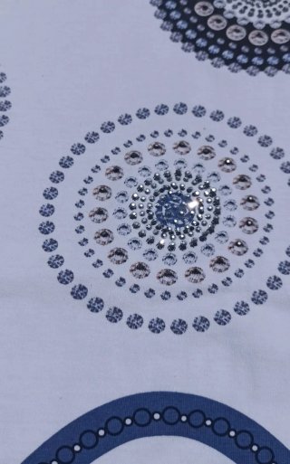 Camiseta blanca con estampado geométrico azul T-L