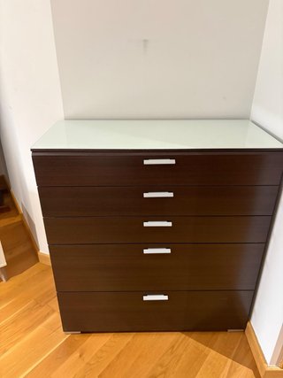 Cómoda Sinfonier Madera  y superficie metacrilato.