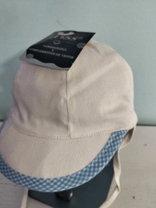 Gorro de bebé blanco con cuadros azules