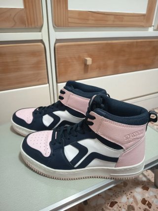 Botines deportivos azul y rosa