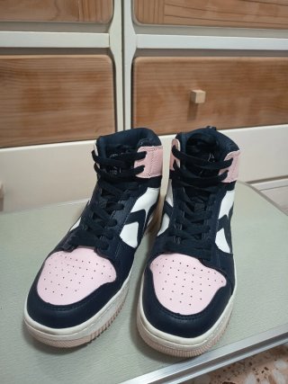 Botines deportivos azul y rosa