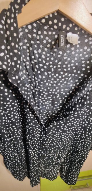 Blusa H&M lunares negra y blanca talla L
