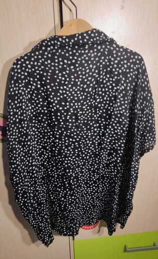 Blusa H&M lunares negra y blanca talla L