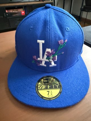 Gorra New Era LA con flores moradas