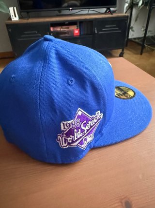 Gorra New Era LA con flores moradas