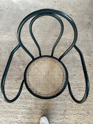 Silla de ratán y madera