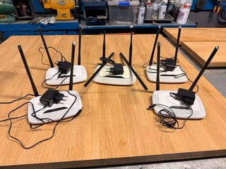 4 Routers TP-Link TL-WR841N + 1 TL-WR841ND