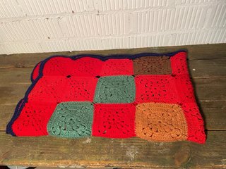 MANTA LANA TEJIDA A MANO. CROCHET, GRANCHILLO