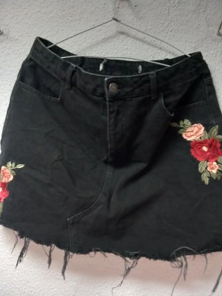 Falda vaquera negra desgastada