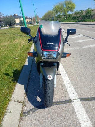 Suzuki GSX 1100 F - Moto Deportiva