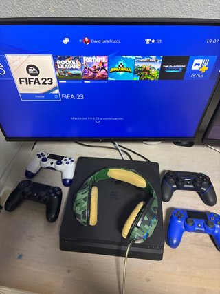 PS4 Slim + 4 mandos + auriculares + fifa 23
