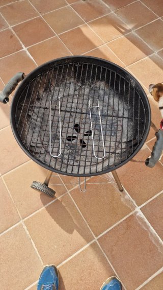 Barbacoa negra con termómetro
