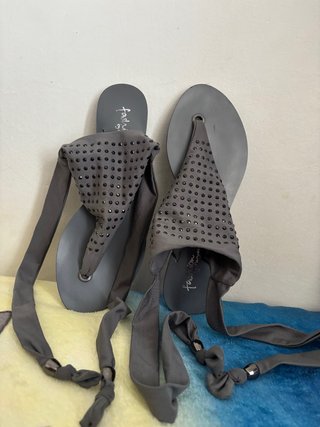 Sandalias grises con tiras y pedrería
