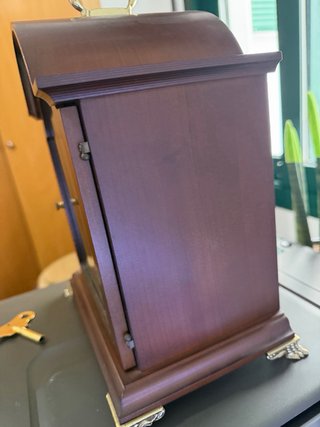Reloj de sobremesa con carrillón y fase lunar.