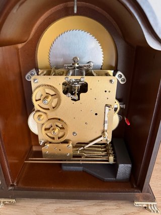 Reloj de sobremesa con carrillón y fase lunar.