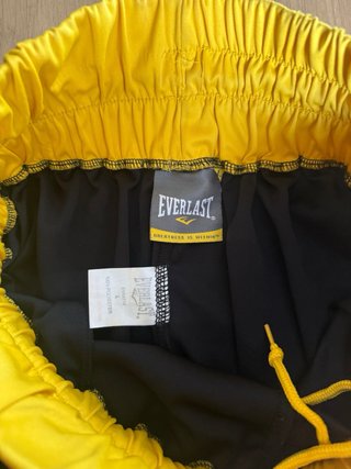 Pantalones cortos Everlast negros y amarillos