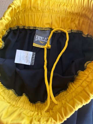 Pantalones cortos Everlast negros y amarillos