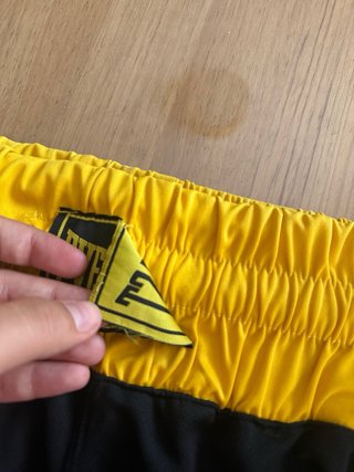 Pantalones cortos Everlast negros y amarillos